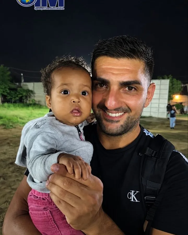 Un membre de l'équipe porte un enfant, Colombie