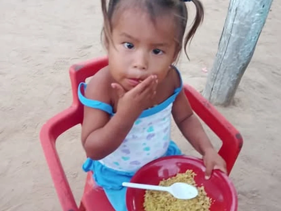 Une petite fille prend son repas, Colombie