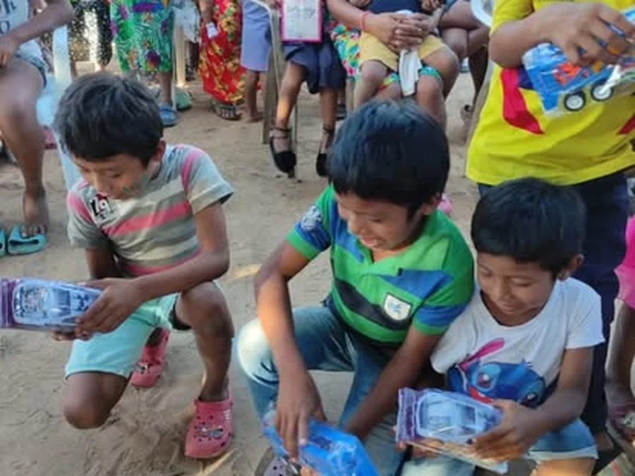 Des enfants découvrent les jouets qu'ils viennent de recevoir, Colombie