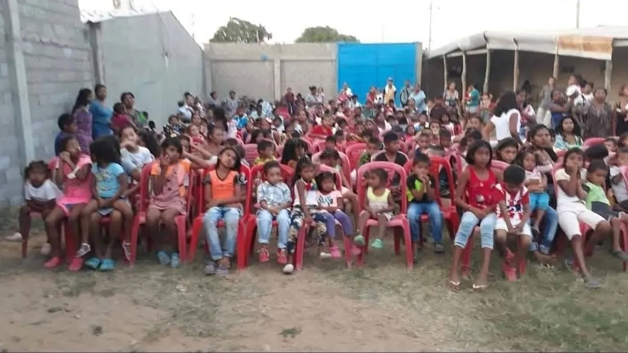 Rassemblement d'enfants lors d'une mission OIM en Colombie
