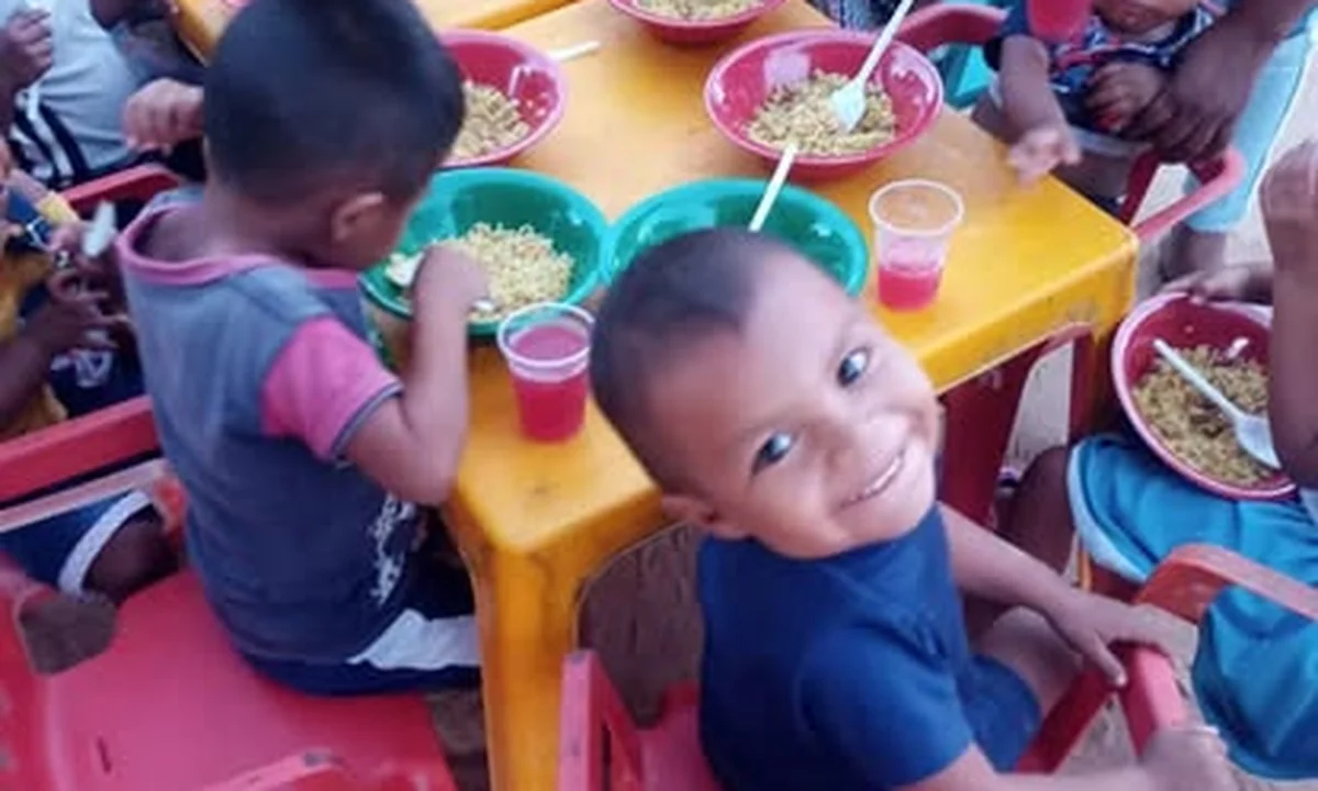Des enfants attablés autour d'un repas chaud, Colombie