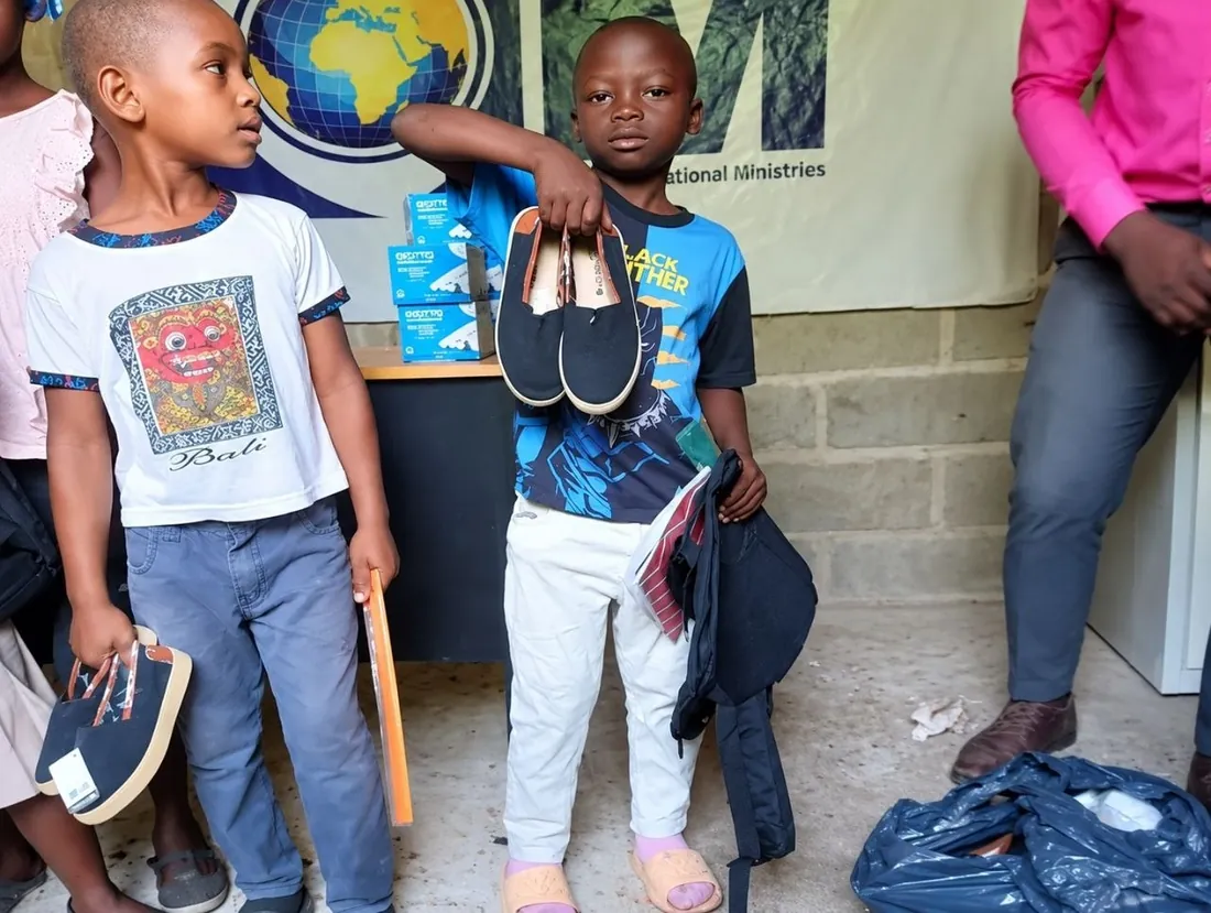 Deux enfants reçoivent des chaussures neuves, Haïti