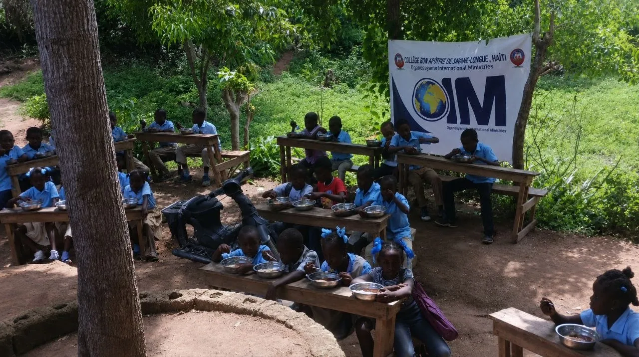 Classe en plein air à l'école soutenue par OIM en Haïti