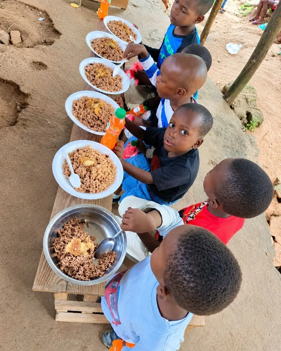 Des enfants attendent leur assiette, Haïti