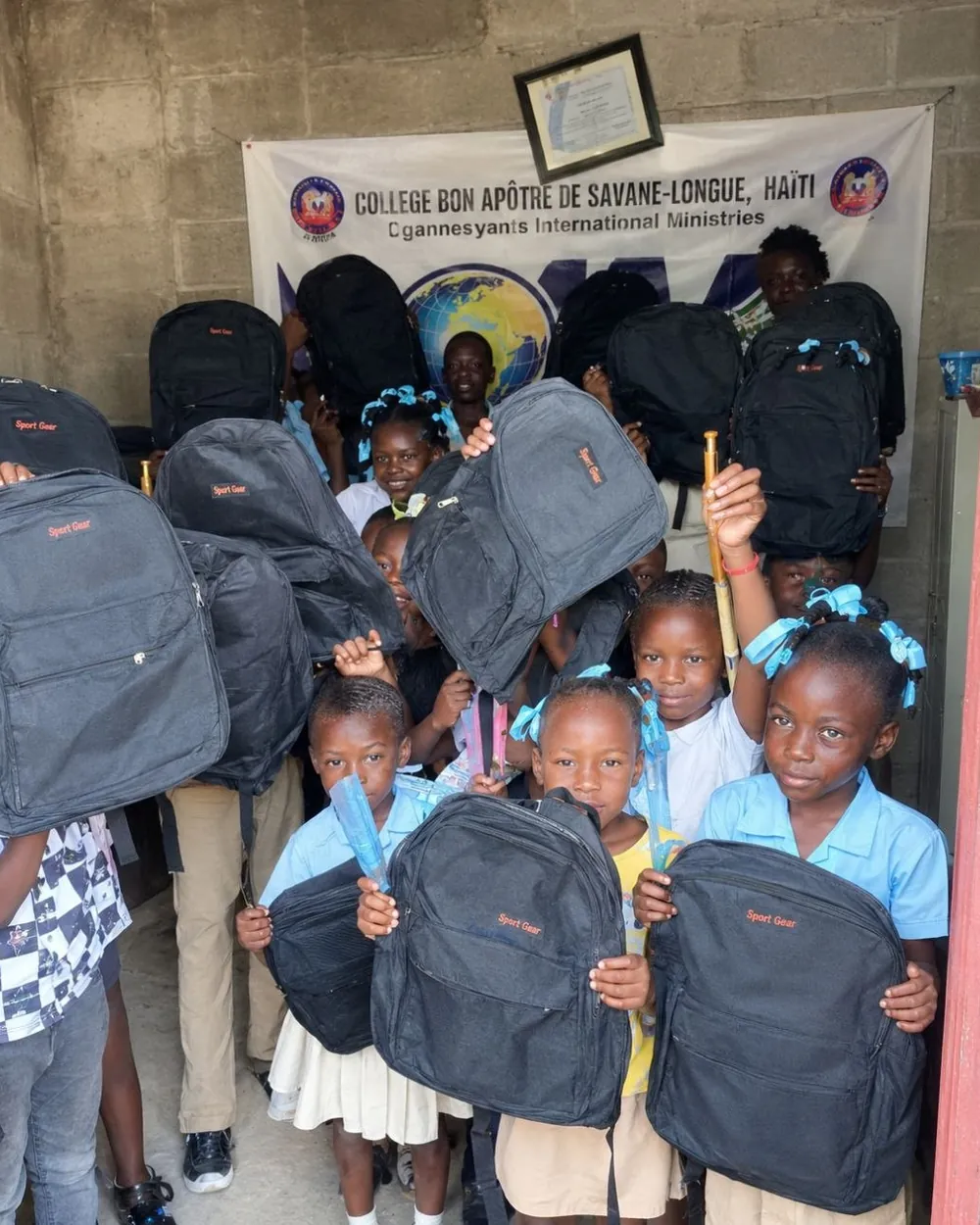 Des élèves reçoivent des sacs d'école, Haïti